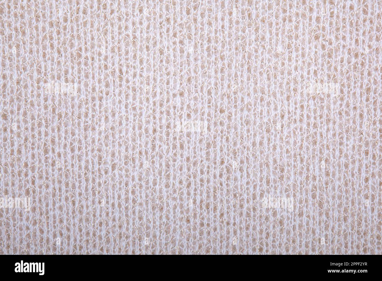 Arrière-plan tricoté. Papier peint tricoté. Tissu tricoté beige clair et grège. Texture tricotée. Matériau doux. Gros plan marron, beige et blanc Banque D'Images