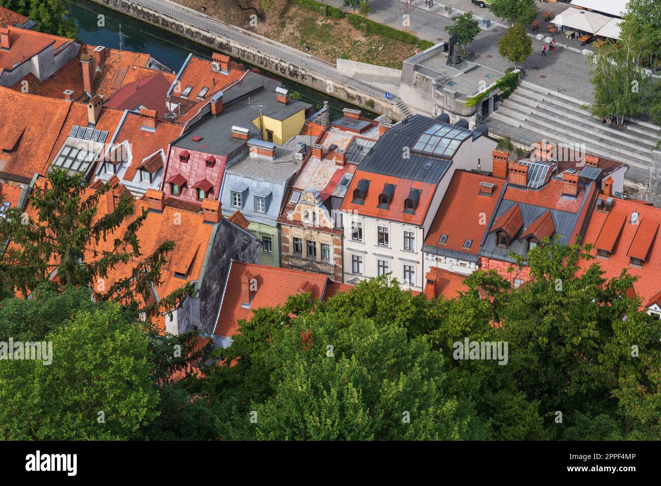 Ville de Ljubljana en Slovénie, vue aérienne au-dessus des toits des maisons au bord de la rivière dans la vieille ville. Banque D'Images