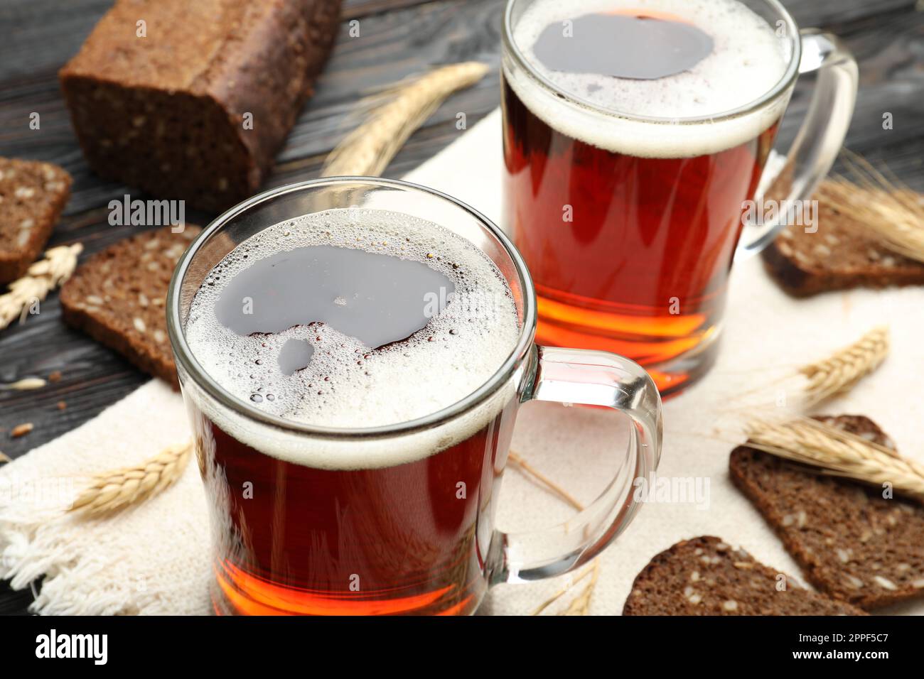 Tasses de délicieux kvass, pointes et pain sur la table Banque D'Images