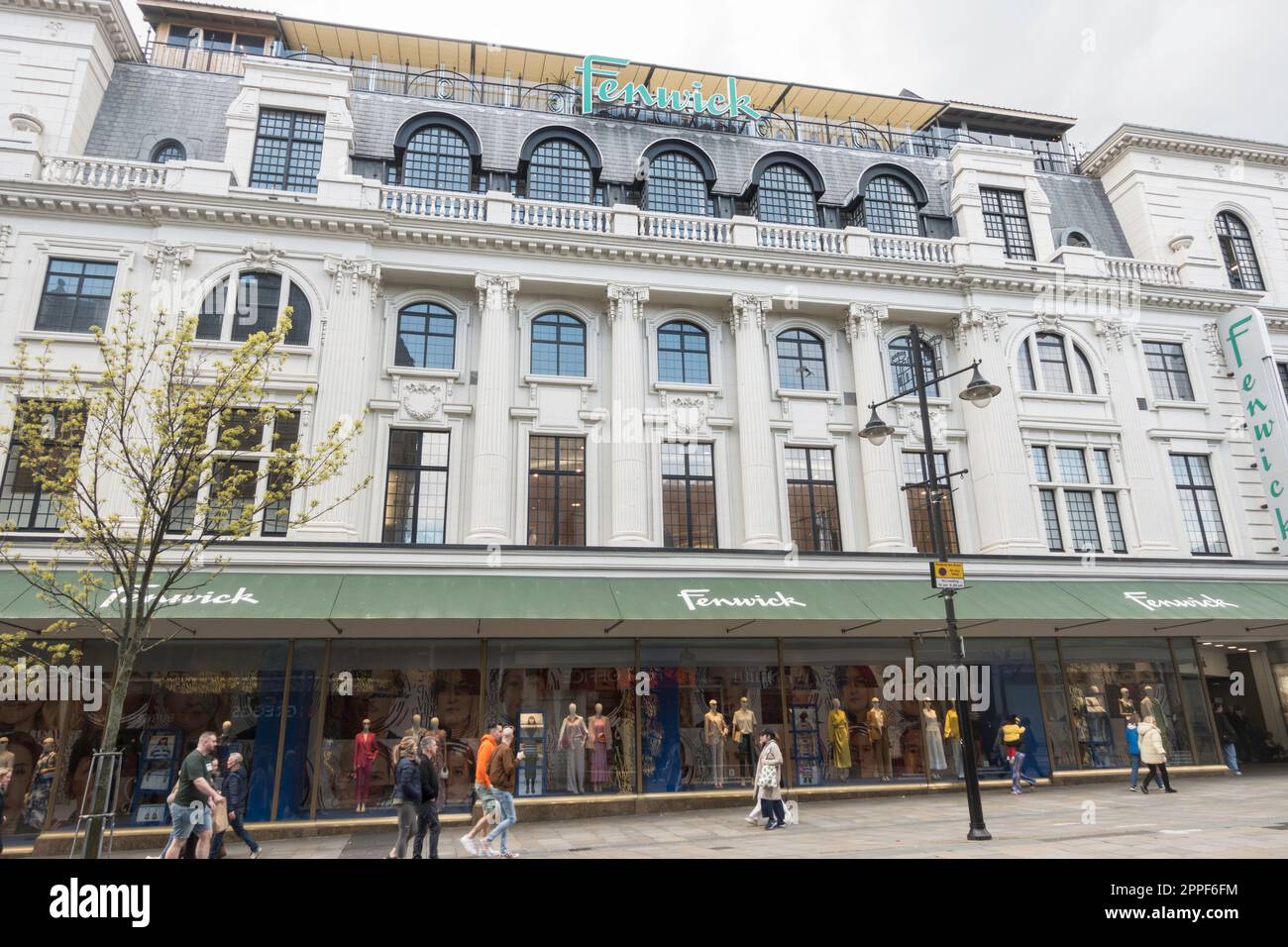 Les clients qui se promènent devant le magasin Fenwick, Newcastle upon Tyne, Angleterre, Royaume-Uni Banque D'Images