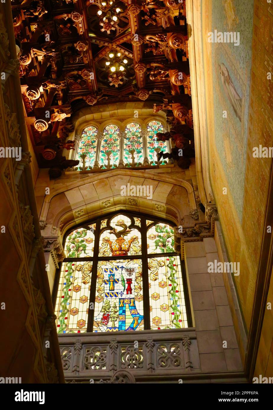 Vitraux et plafond sculpté en bois élaboré Comillas Université pontificale institution d'enseignement supérieur Cantabria Espagne Banque D'Images