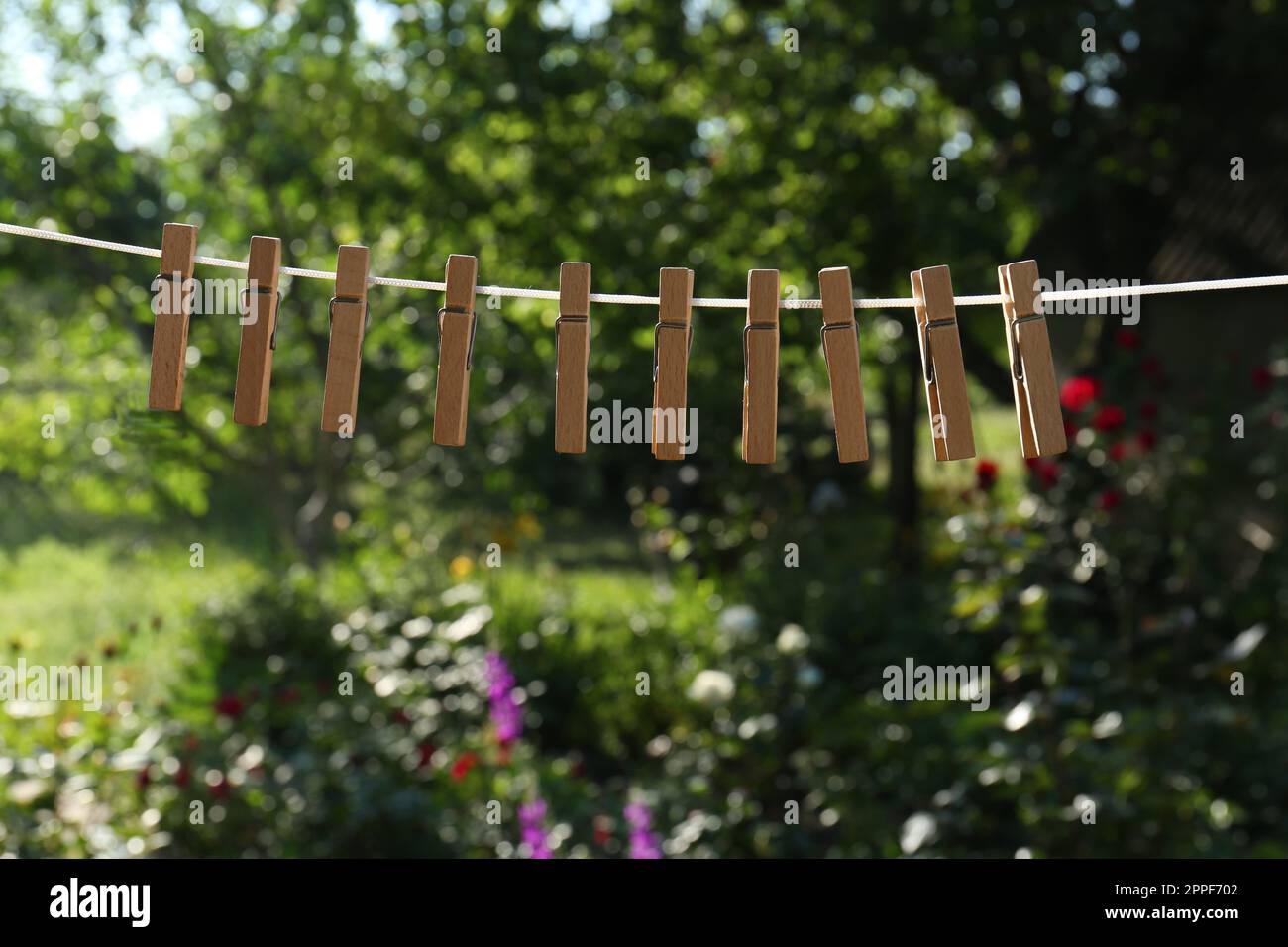 Épingles à linge en bois accrochées à la ligne de lavage à l'extérieur Banque D'Images