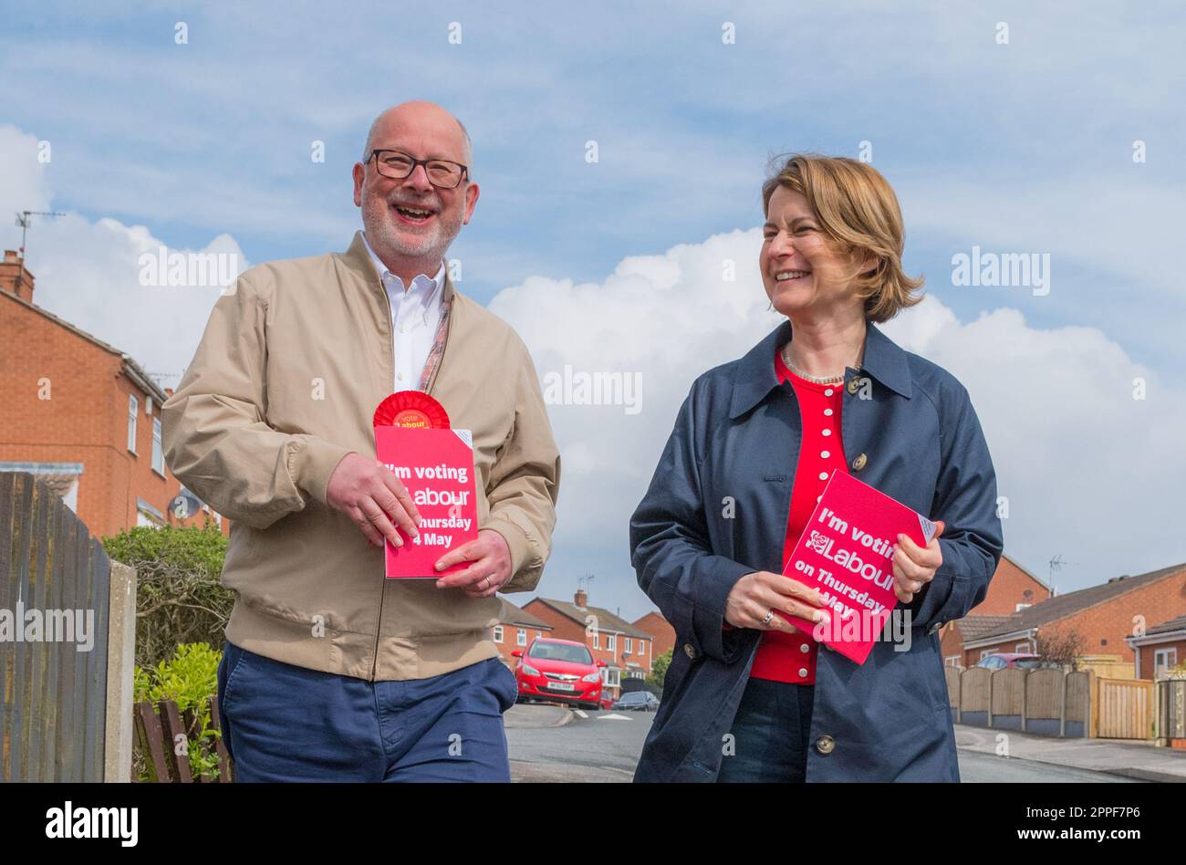Helen Hayes députée Le ministre de l'ombre pour les enfants et les jeunes années et le député travailliste de Dulwich et de West Norwood font campagne aux élections locales. Banque D'Images