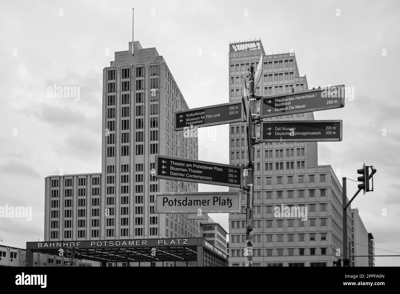 Potsdam, Allemagne - 18 avril 2023 : vue de divers panneaux indiquant les directions et la station de métro de Potsdam à Berlin Banque D'Images