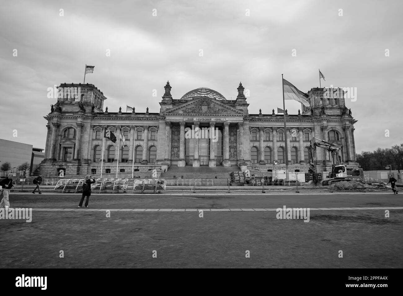 Berlin, Allemagne - 18 avril 2023 : vue du Reichstag, le Parlement allemand à Berlin Allemagne en noir et blanc Banque D'Images