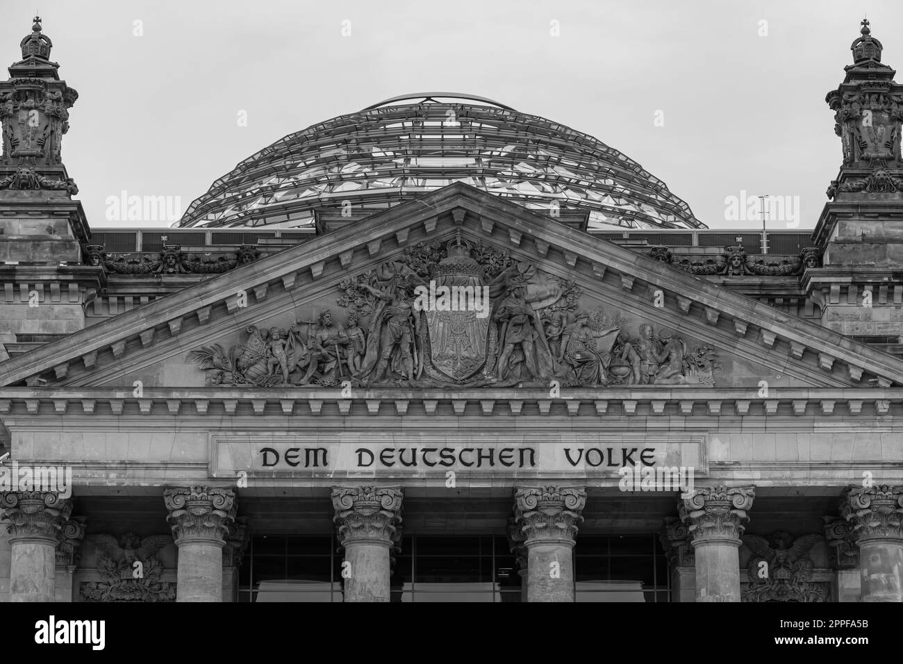 Berlin, Allemagne - 18 avril 2023 : vue du Reichstag, le Parlement allemand à Berlin Allemagne en noir et blanc Banque D'Images