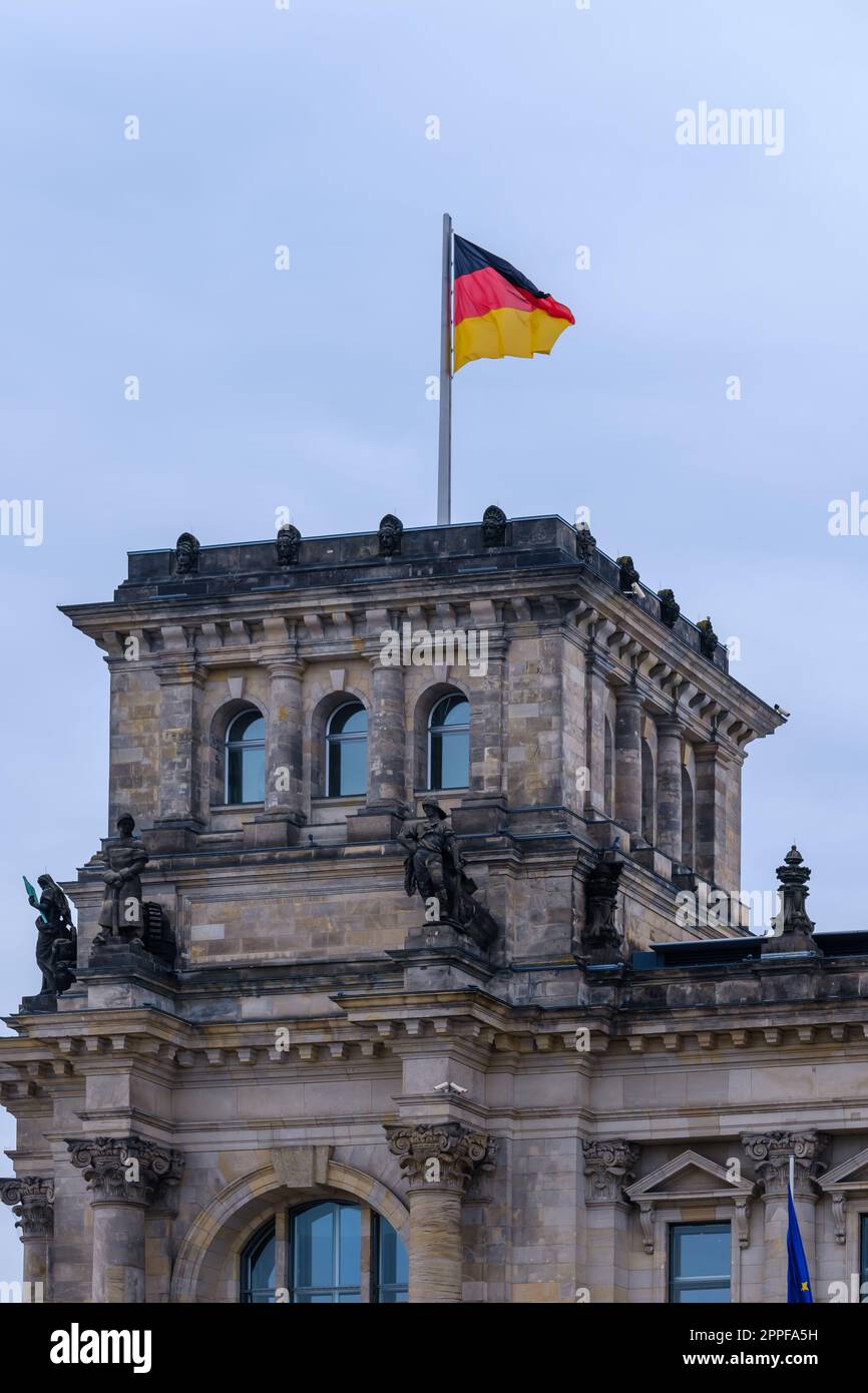 Berlin, Allemagne - 18 avril 2023 : vue sur le sommet du Reichstag, le Parlement allemand à Berlin en Allemagne, et le drapeau allemand Banque D'Images