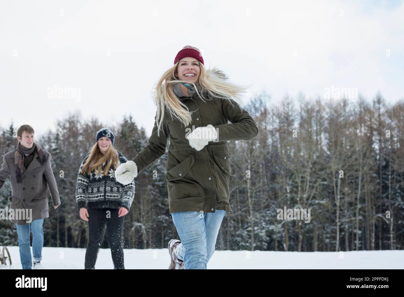 Amis courant dans un paysage enneigé en hiver, Bavière, Allemagne Banque D'Images