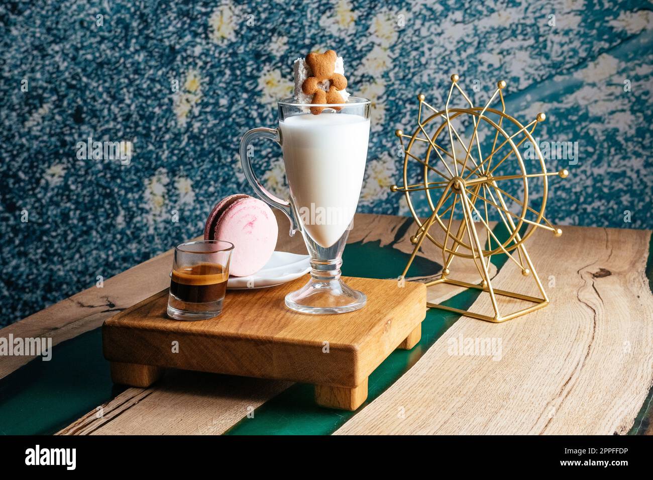 macarons et café dans un verre transparent Banque D'Images