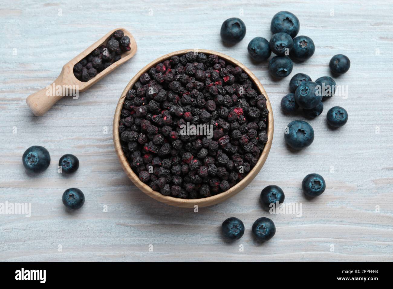 Congeler les bleuets séchés et frais sur une table en bois blanc, à plat  Photo Stock - Alamy