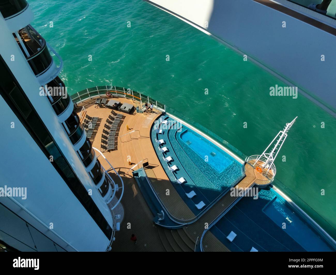 Miami, États-Unis - 4 mai 2022 : la piscine pour adultes tranquille du nouveau bateau de croisière ou du nouveau navire amiral de MSC Seashore Banque D'Images