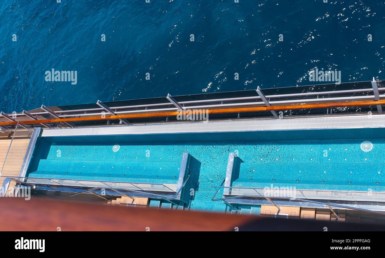 Miami, États-Unis - 4 mai 2022 : la piscine pour adultes tranquille du nouveau bateau de croisière ou du nouveau navire amiral de MSC Seashore Banque D'Images