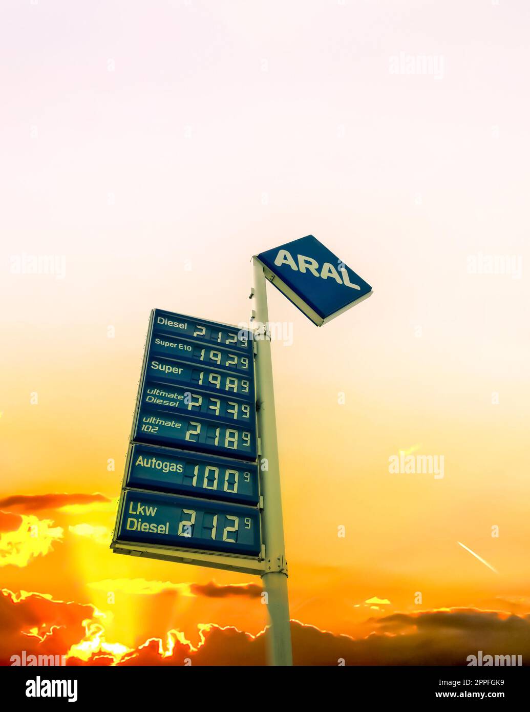Kiel, Allemagne - 01.juillet 2022 : logo et prix des carburants d'ARAL en Allemagne au coucher du soleil. Aral est une marque de carburants automobiles et de stations-service. Banque D'Images