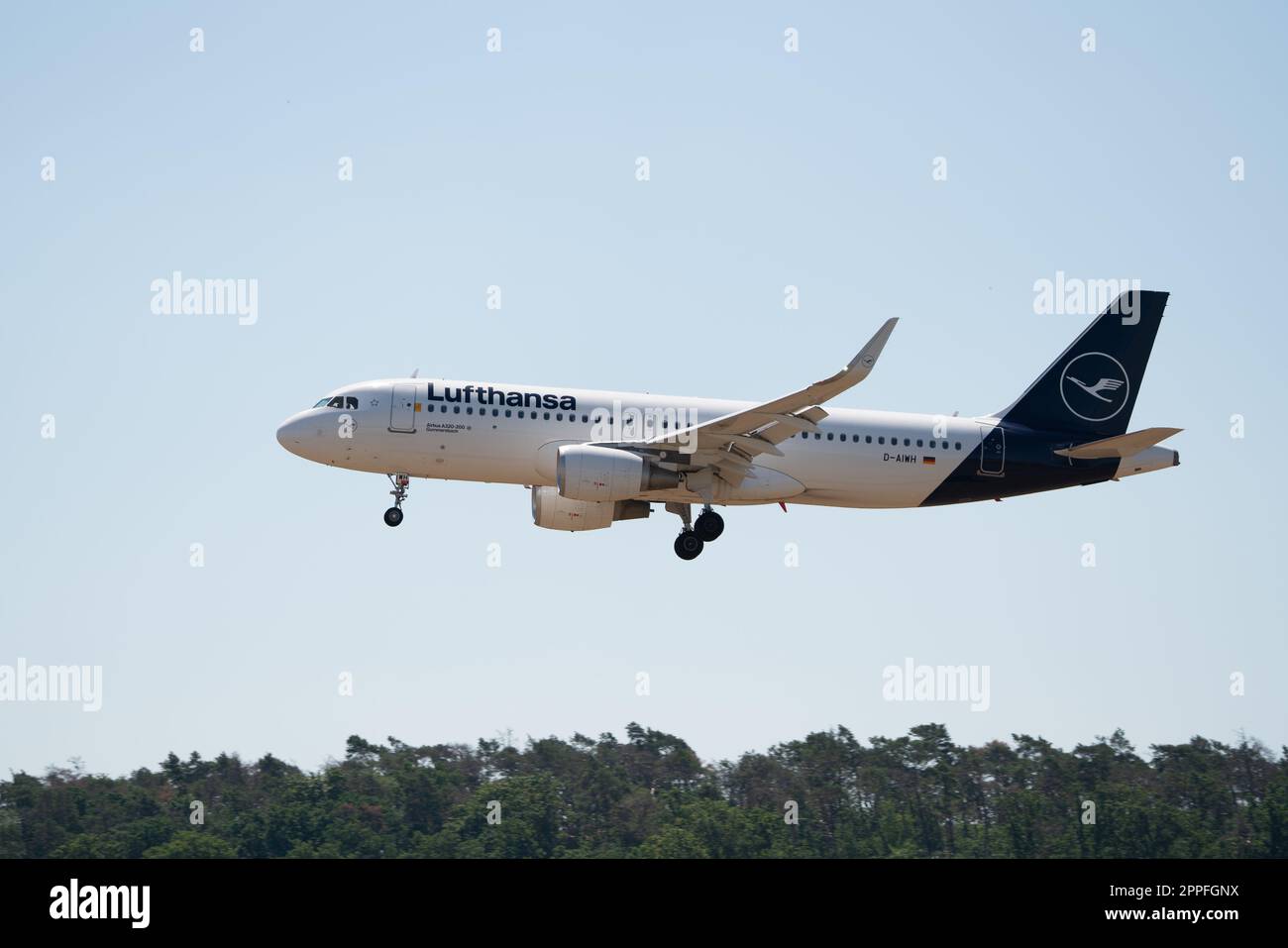 BERLIN, ALLEMAGNE - 23 JUIN 2022 : avion à jet étroit Airbus A320-200 de Lufthansa. Banque D'Images