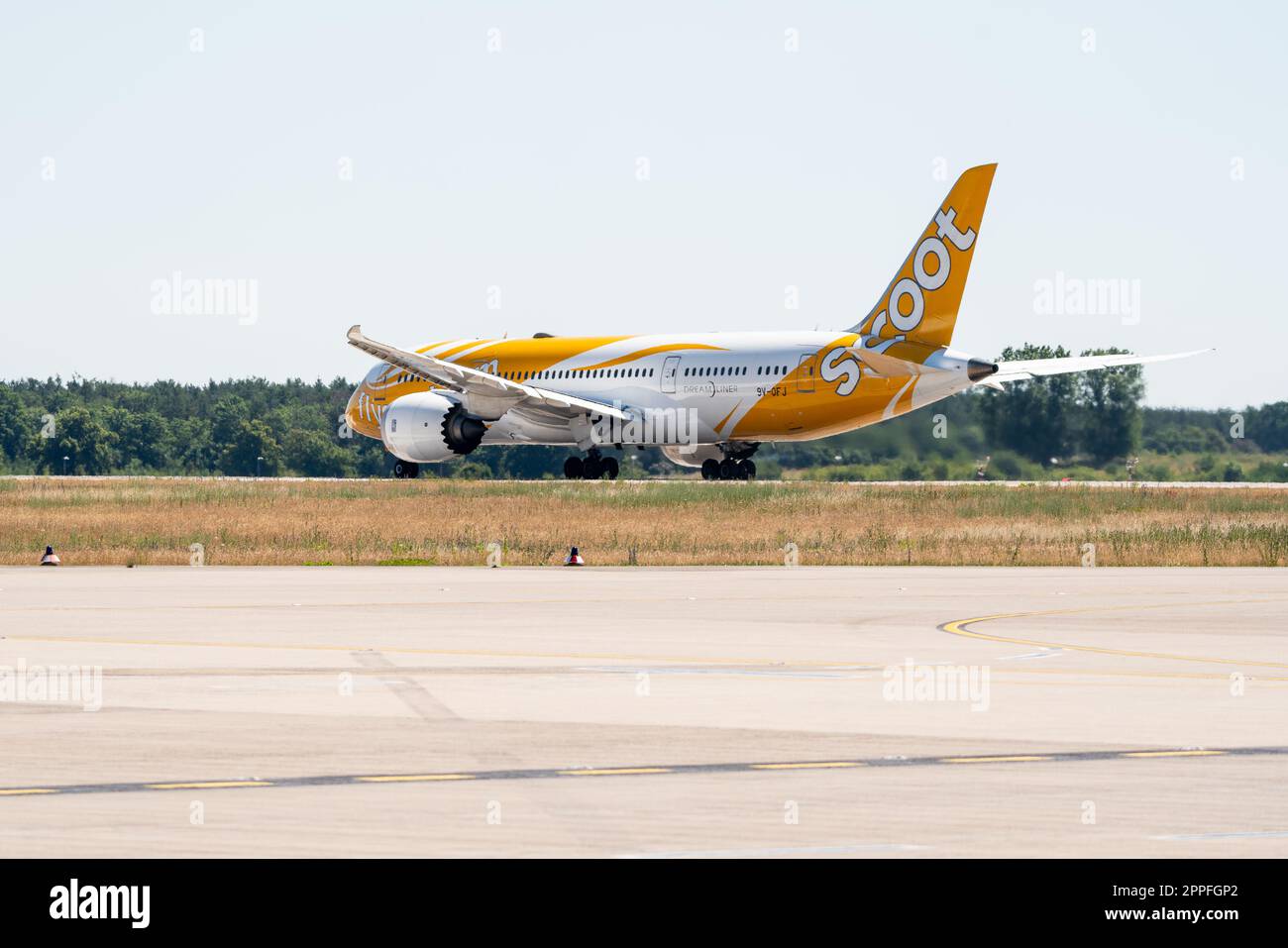 BERLIN, ALLEMAGNE - 23 JUIN 2022 : Boeing 787-8 Dreamliner de la compagnie aérienne Scoot. Banque D'Images BERLIN, ALLEMAGNE - 23 JUIN 2022 : Boeing 787-8 Dreamliner de la compagnie aérienne Scoot. Banque D'Images