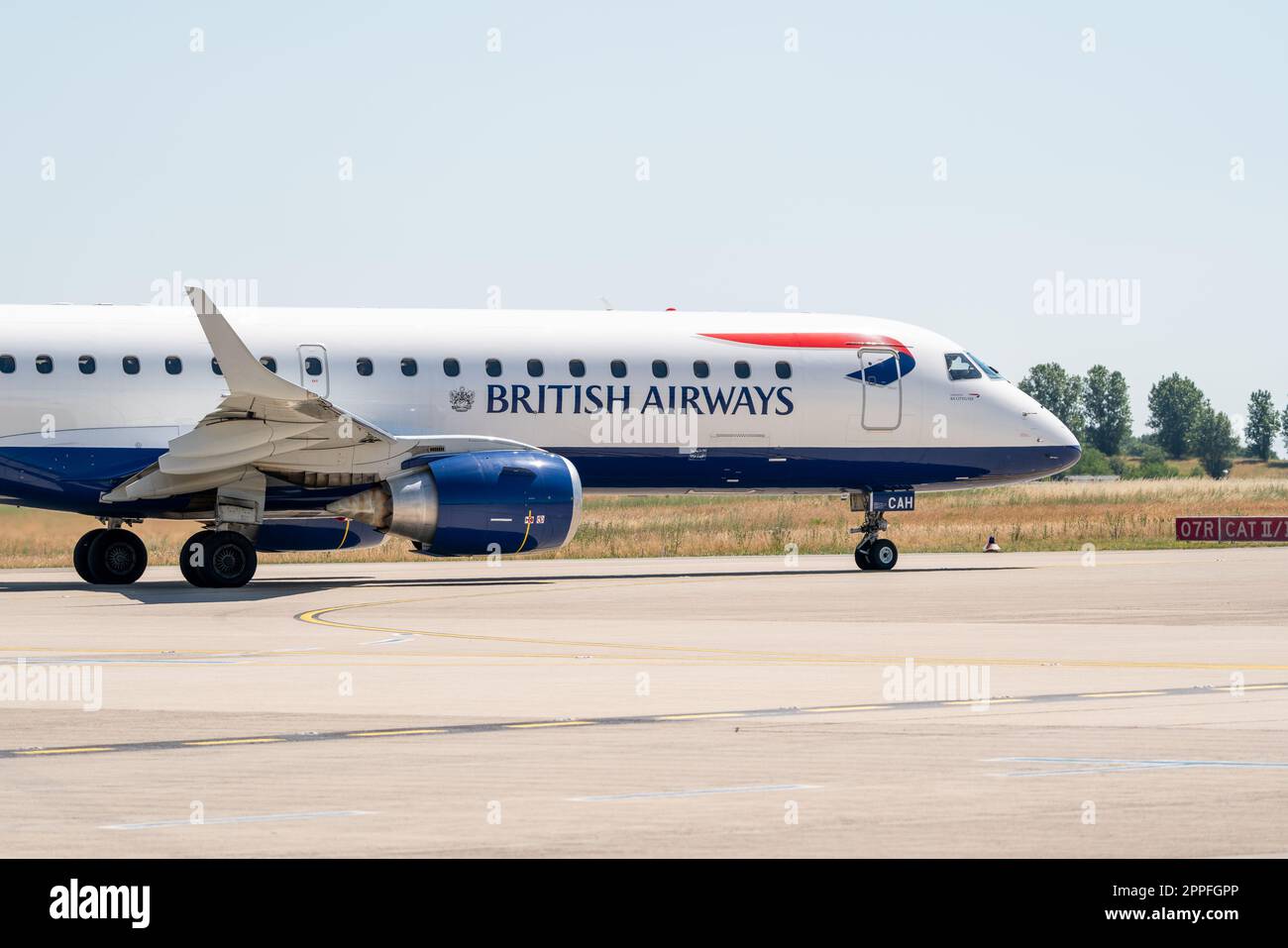 BERLIN, ALLEMAGNE - 23 JUIN 2022 : avion à jet étroit Embraer E190SR de British Airways. Banque D'Images