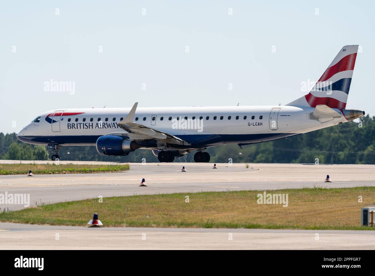 BERLIN, ALLEMAGNE - 23 JUIN 2022 : avion à jet étroit Embraer E190SR de British Airways. Banque D'Images