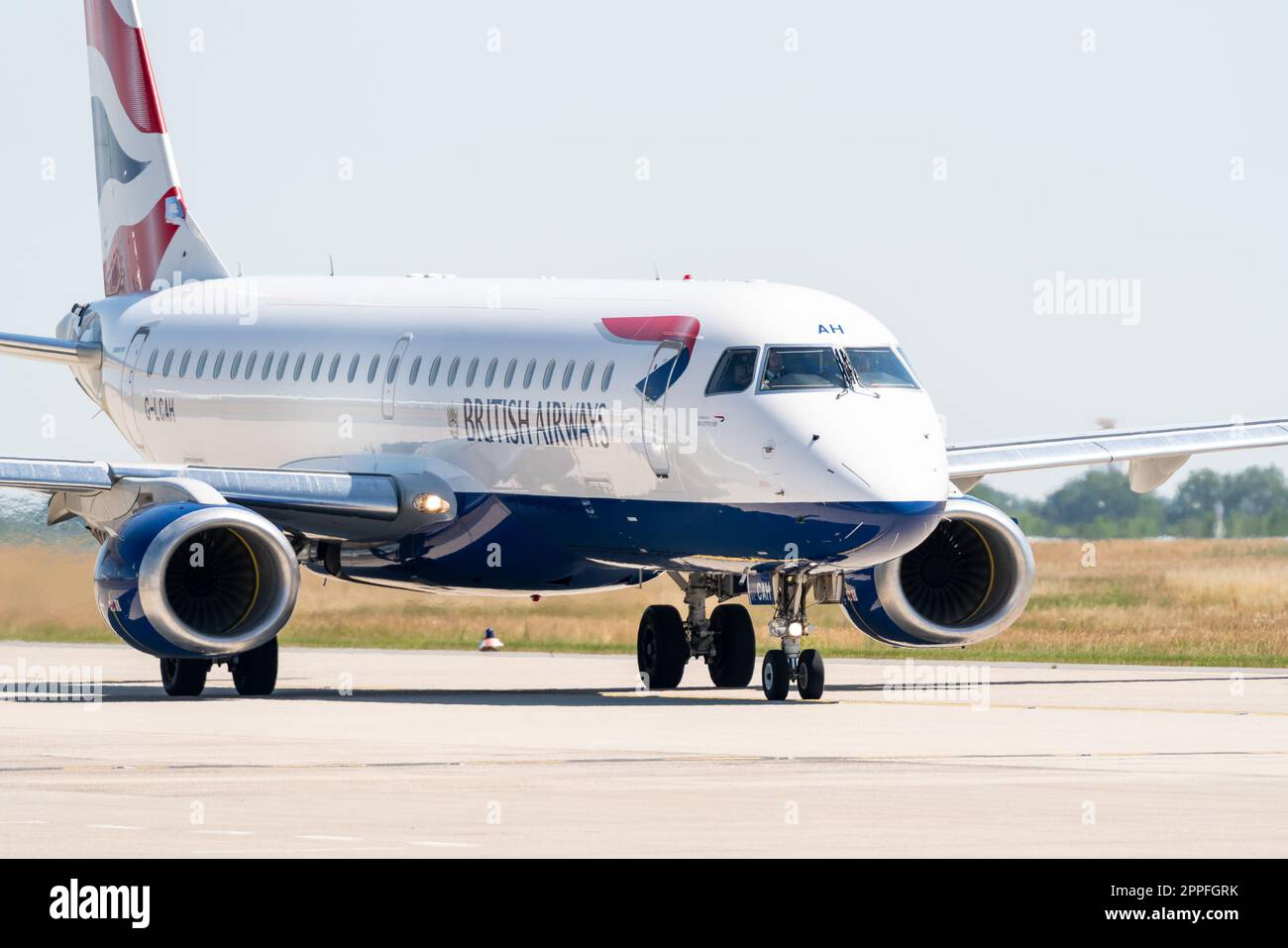 BERLIN, ALLEMAGNE - 23 JUIN 2022 : avion à jet étroit Embraer E190SR de British Airways. Banque D'Images