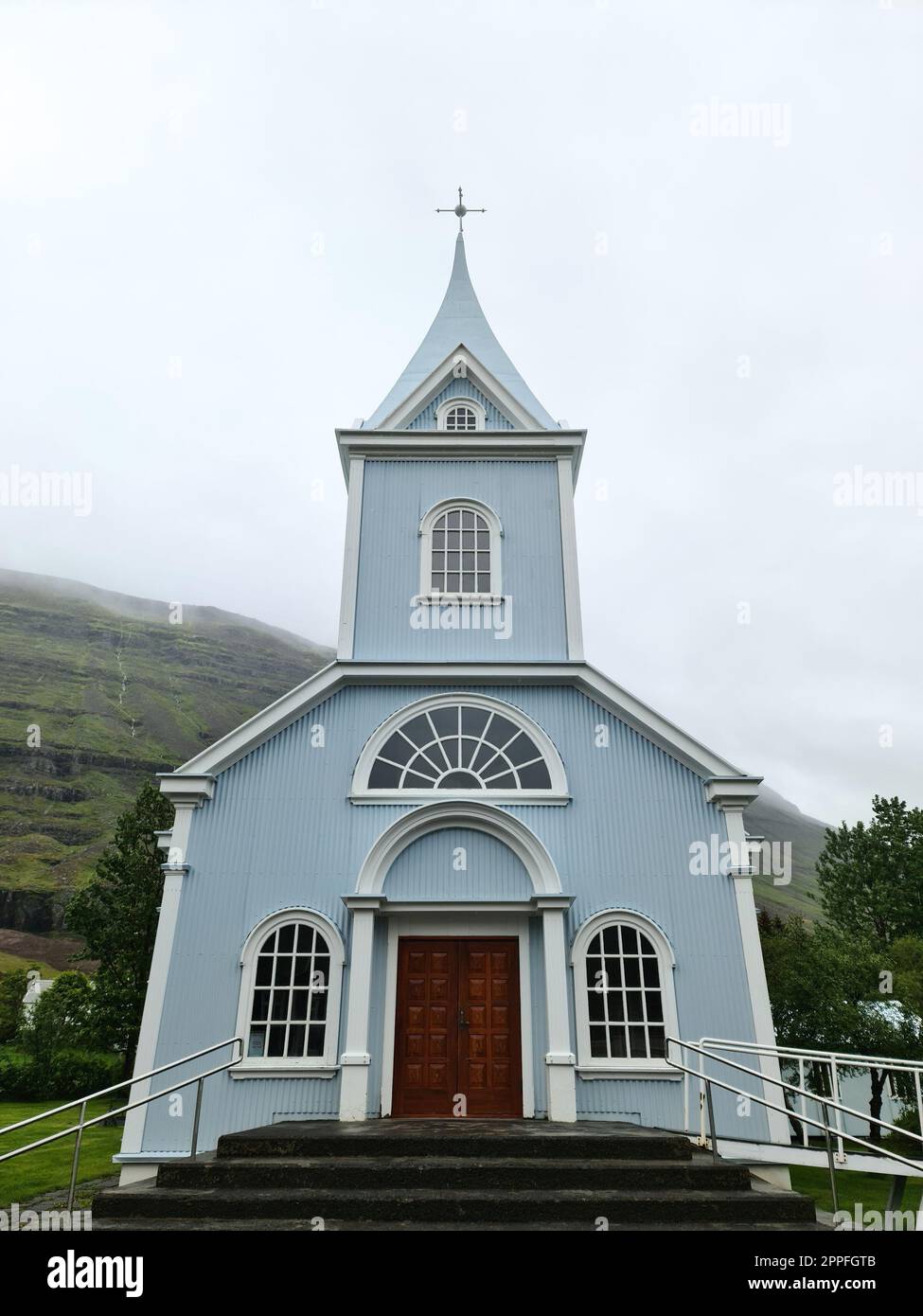 Seydisfjordur, Islande - 23 juin 2022 : la célèbre ville de Seydisfjordur avec quelques bâtiments typiques islandais. Banque D'Images