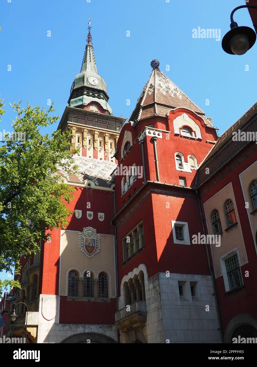 Subotica, Serbie, 12 septembre 2021 Hôtel de ville de Subotica szabadka dans le style Art Nouveau hongrois, Voïvodine, l'ancien territoire de l'Autriche-Hongrie. Les gens visitent les attractions touristiques un jour d'été Banque D'Images