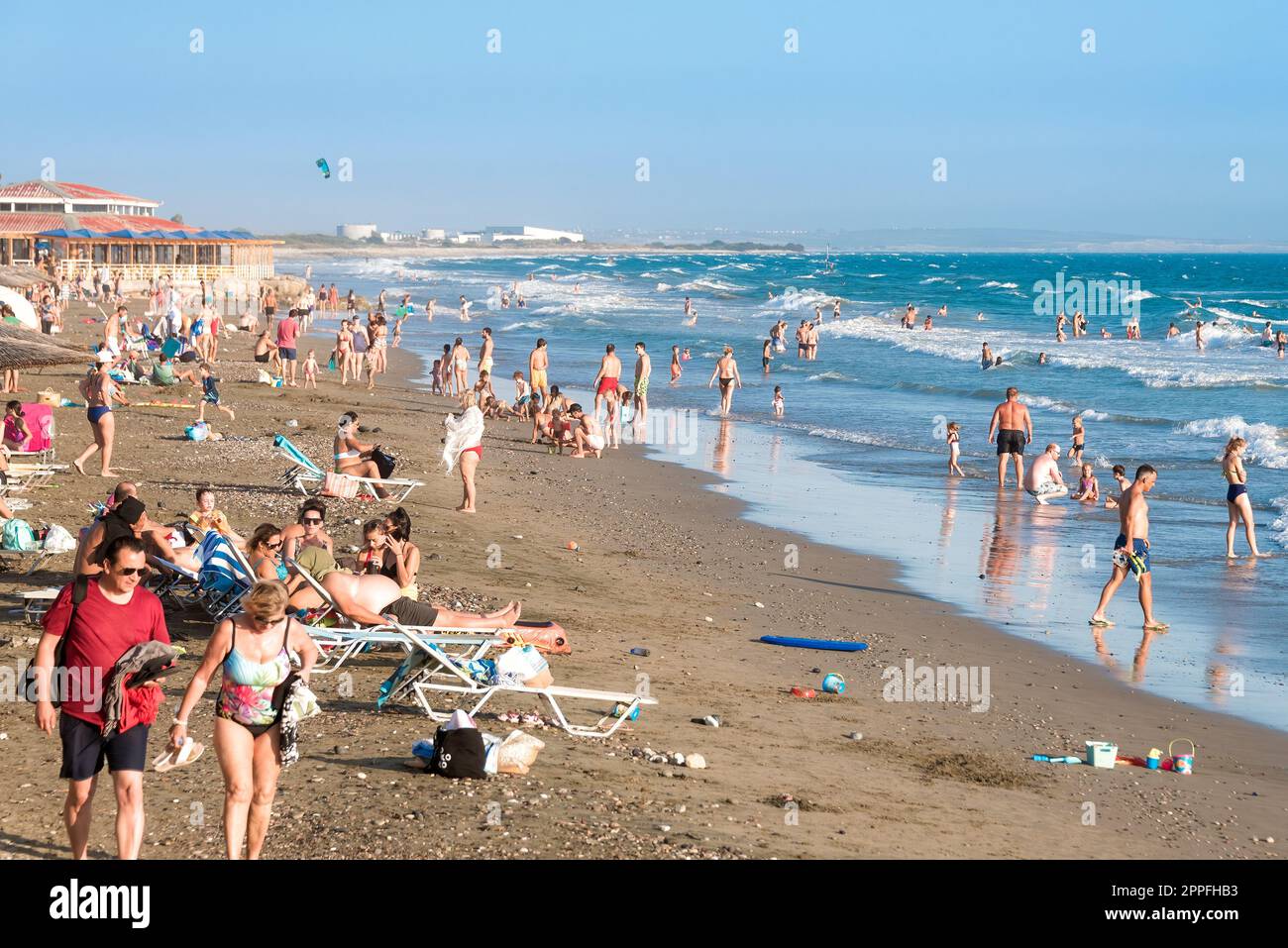 Kourion, Chypre - 22 août 2021: Foule de touristes se détendant à la célèbre plage de Kourion (Agios Ermogenis) Banque D'Images