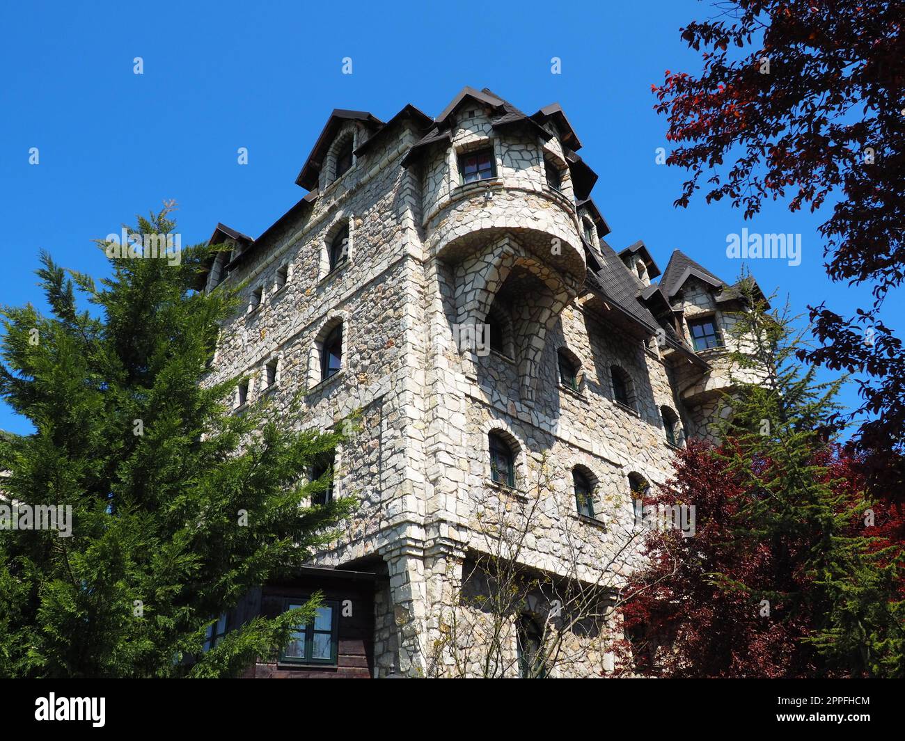 Ethno village, tourisme et attractions. Bâtiments en pierre et en bois de l'hôtel. Les gens visitent le restaurant, les maisons traditionnelles Banque D'Images