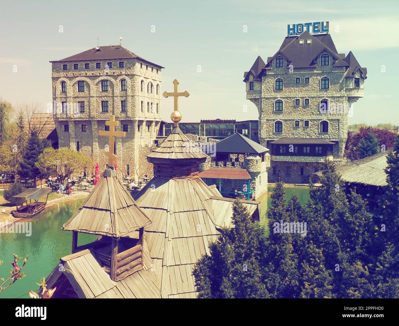 Stanisici, Bijelina, Republika Srpska, Bosnie-Herzégovine April25 2021 Village ethno, tourisme et attractions. Bâtiments en pierre et en bois de l'hôtel. Les gens visitent le restaurant, les maisons traditionnelles Banque D'Images