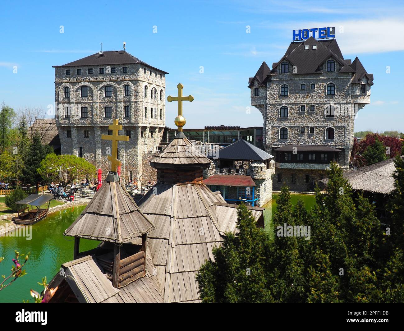 Stanisici, Bijelina, Republika Srpska, Bosnie-Herzégovine April25 2021 Village ethno, tourisme et attractions. Bâtiments en pierre et en bois de l'hôtel. Les gens visitent le restaurant, les maisons traditionnelles Banque D'Images