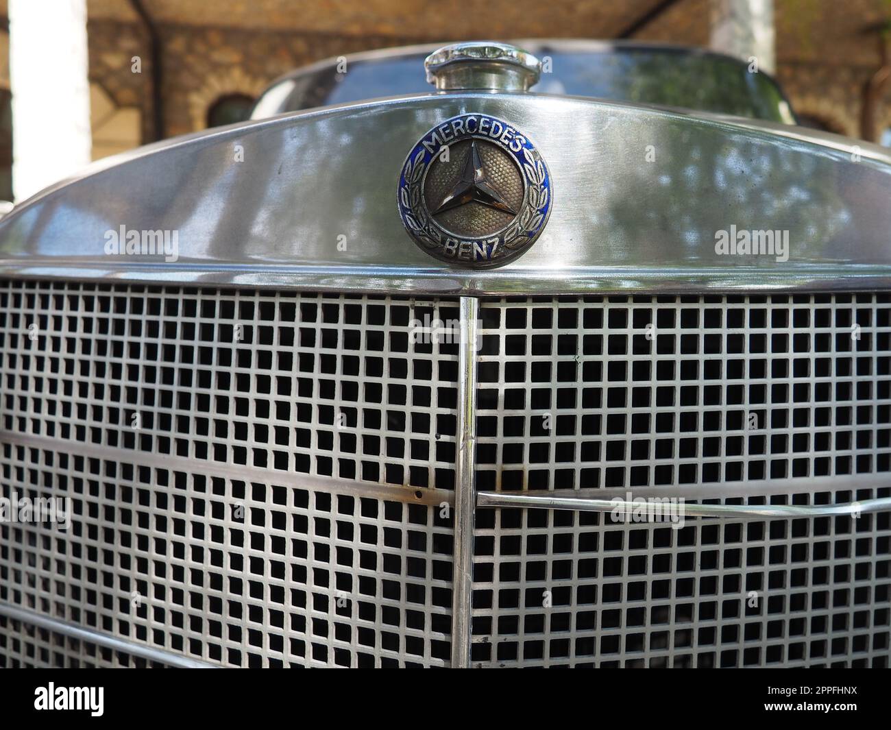 Stanisici, Bijelina, Bosnie-Herzégovine, 25 avril 2021. Ponton Mercedes Benz, voiture rétro. Couvercle du compartiment moteur de la voiture. Partie de la caisse avec une grille métallique du moteur. Banque D'Images