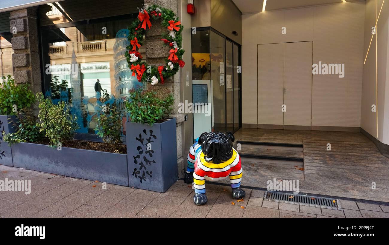 Rues et façades de maisons, décorées traditionnellement avec des jouets et des ours en peluche pour Noël dans la ville médiévale de Strasbourg - la capitale de Noël Banque D'Images