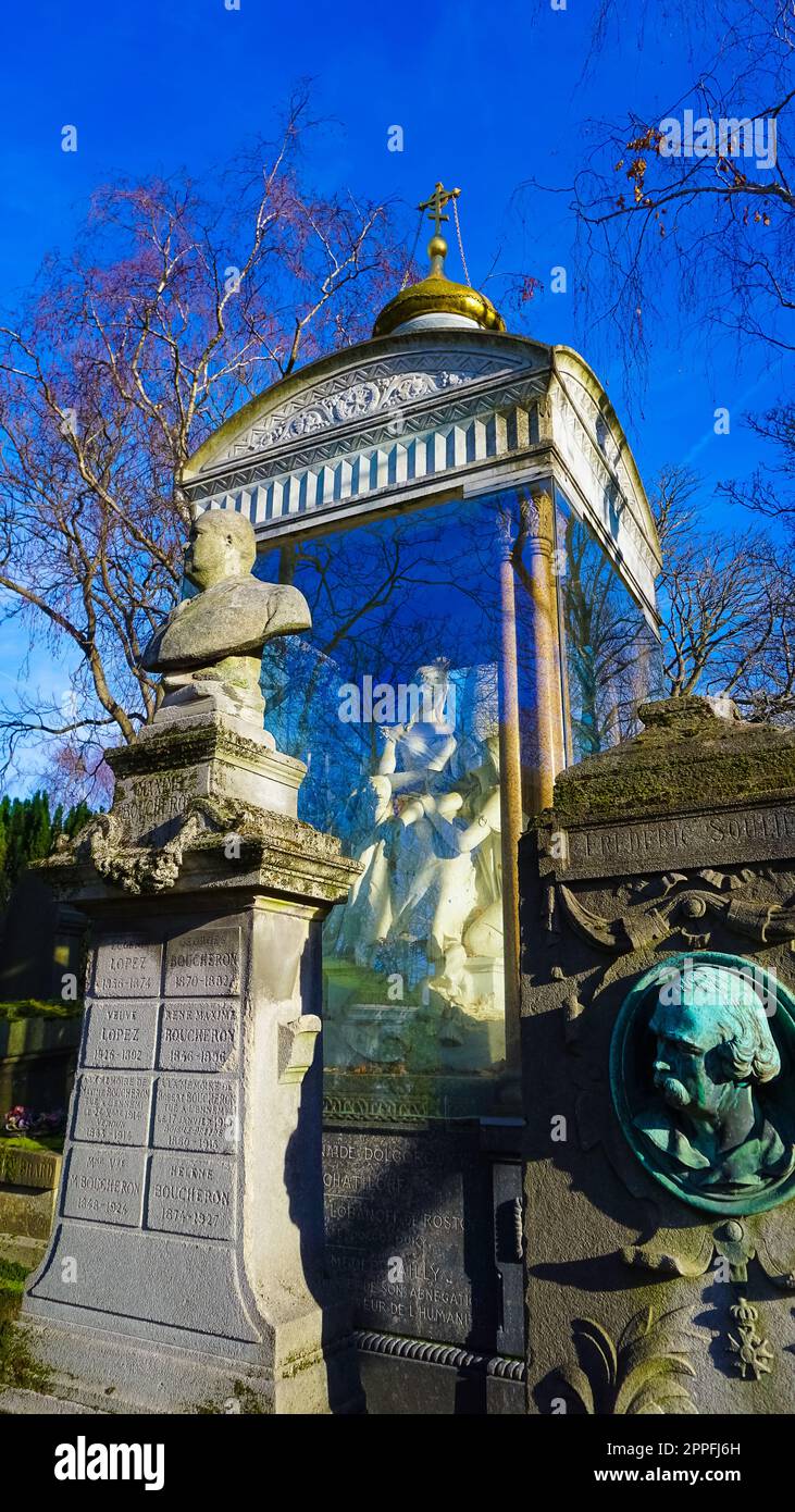 Tombes et cryptes dans le cimetière du Père Lachaise, ce cimetière est le dernier lieu de repos pour de nombreuses personnes célèbres. Banque D'Images