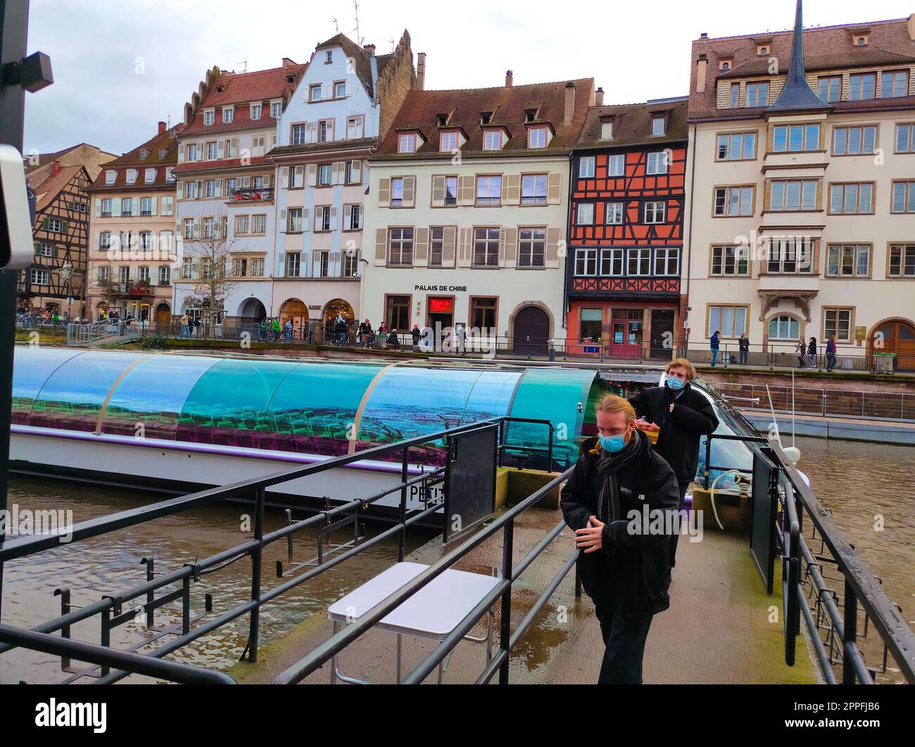 Tramway fluvial avec des touristes sur un canal d'eau sur le fond des maisons anciennes. Vue sur la rivière. Strasbourg ville, France. Destination touristique célèbre, voyage, tourisme Banque D'Images