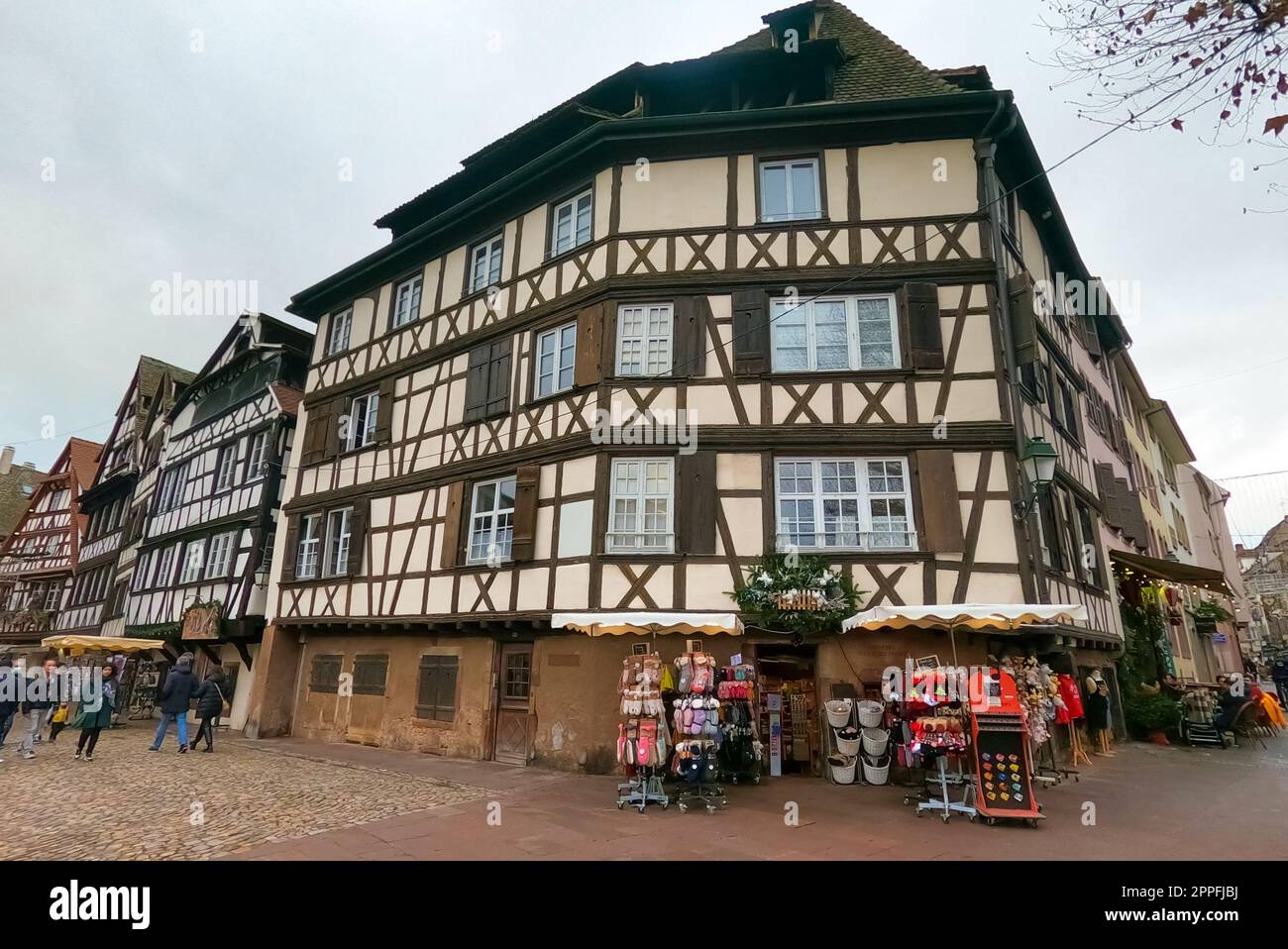 Rues et façades de maisons, décorées traditionnellement avec des jouets et des ours en peluche pour Noël dans la ville médiévale de Strasbourg - la capitale de Noël Banque D'Images