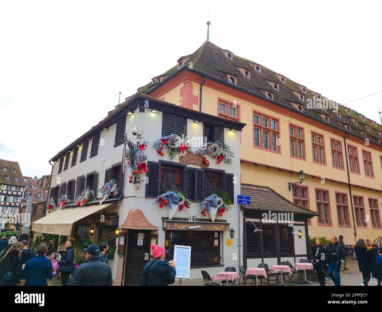 Rues et façades de maisons, décorées traditionnellement avec des jouets et des ours en peluche pour Noël dans la ville médiévale de Strasbourg - la capitale de Noël Banque D'Images