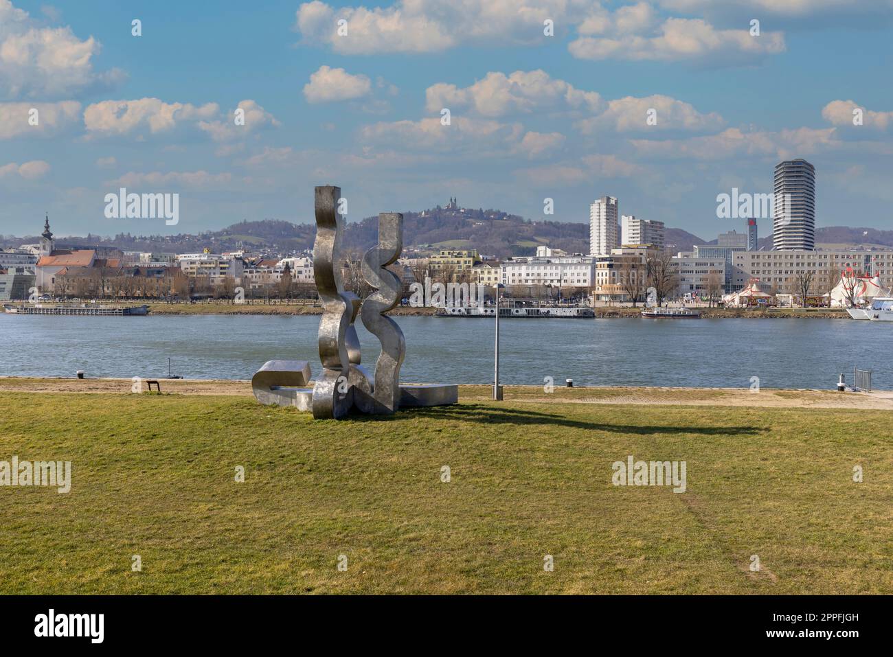 Vue du boulevard sur le Danube avec sculpture moderne en métal, forum metall, Linz, Autriche Banque D'Images