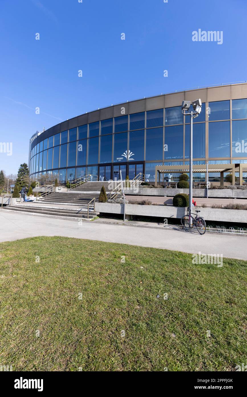 Linz, Autriche - 4 mars 2023 : Brucknerhaus, une salle de concert située sur les boulevards du Danube. C'est un centre de festivals et de congrès à Linz Banque D'Images