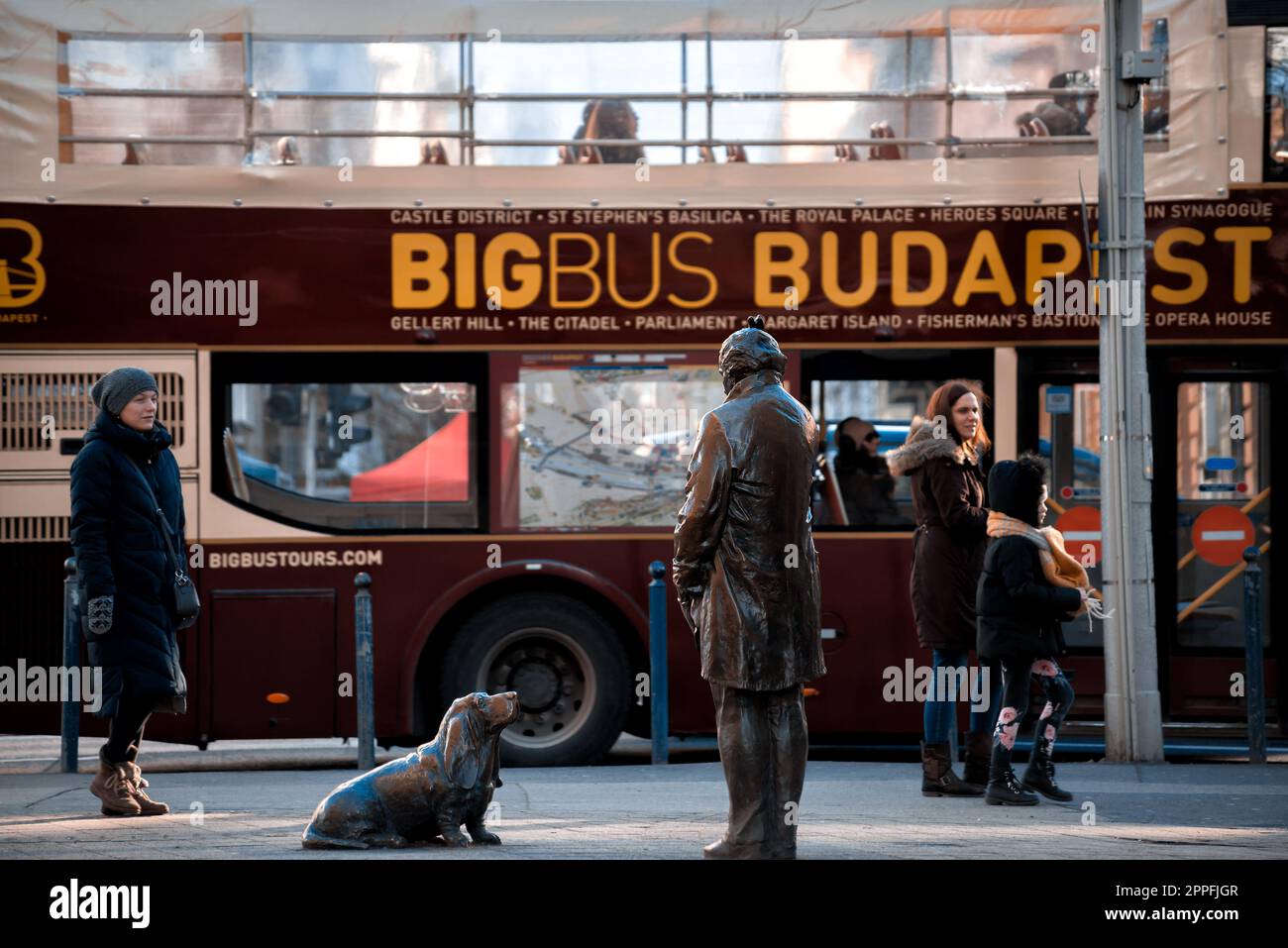 Budapest, Hongrie - 04 janvier 2019 : statue en bronze du détective Columbo (acteur américain Peter Falk) Banque D'Images