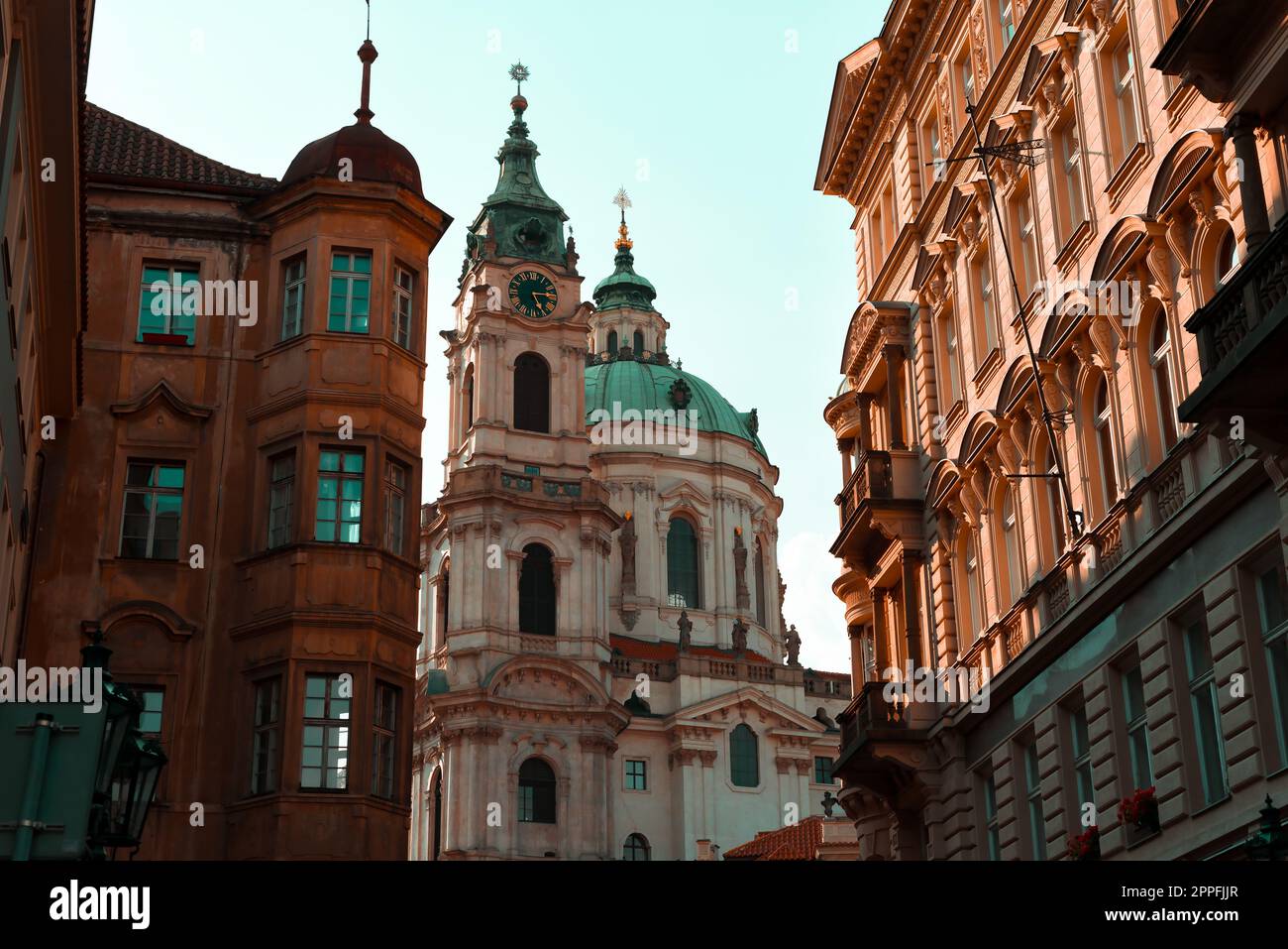 Vue sur la petite ville avec l'église saint-Nicolas dans la ville de Prague Banque D'Images