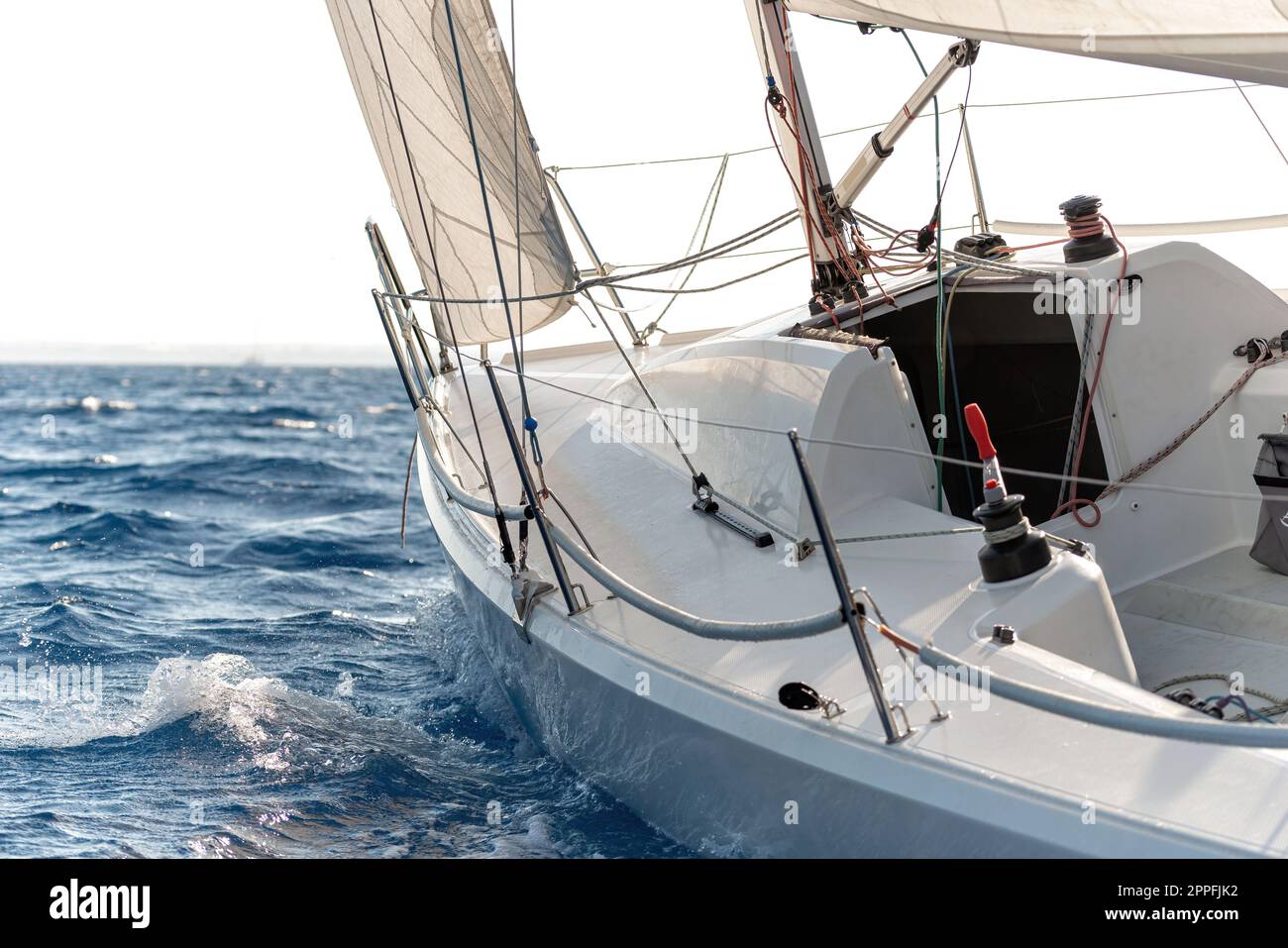 Gros plan du yacht à voile dans une mer agitée Banque D'Images