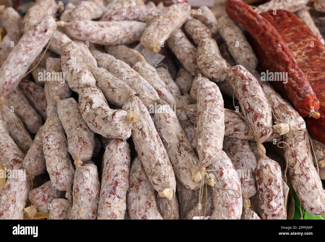 Produits de viande traditionnels vendus dans un étal de rue pendant le marché fermier à Crémone, Lombardie, Italie Banque D'Images