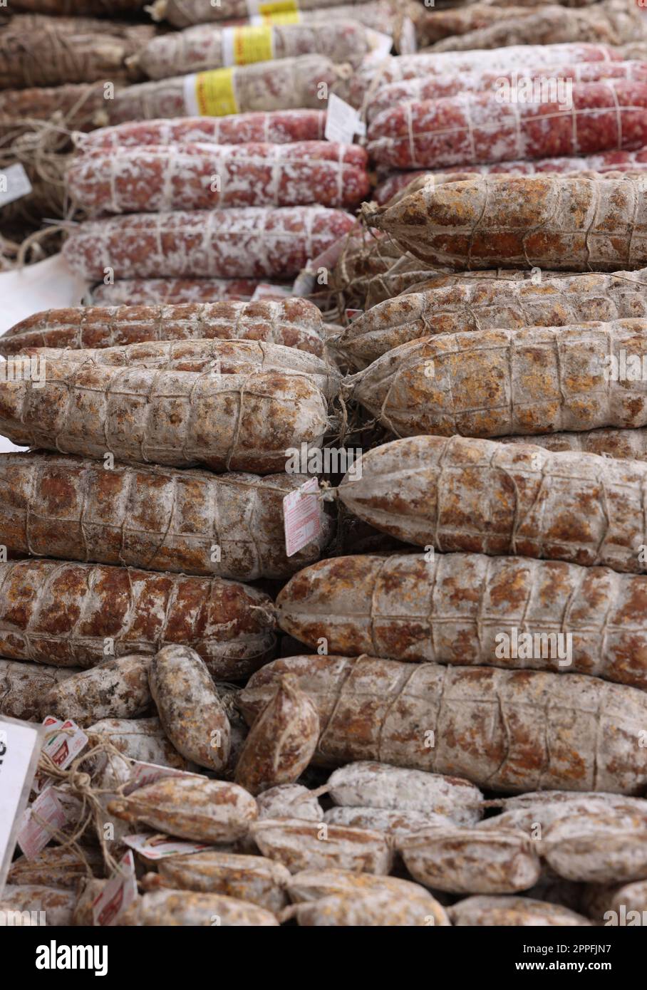 Produits de viande traditionnels vendus dans un étal de rue pendant le marché fermier à Crémone, Lombardie, Italie Banque D'Images