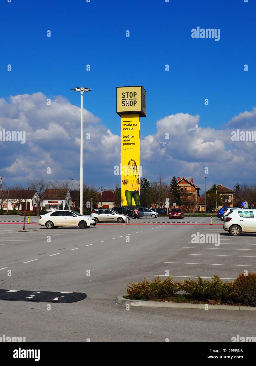 Épicerie Stop and Shop, poteau Stop Shop avec des noms de marque, peint en jaune. Parking devant un grand centre commercial. Sremska Mitrovica, Serbie, 16 mars 2023 Manie du shopping et consumérisme. Banque D'Images
