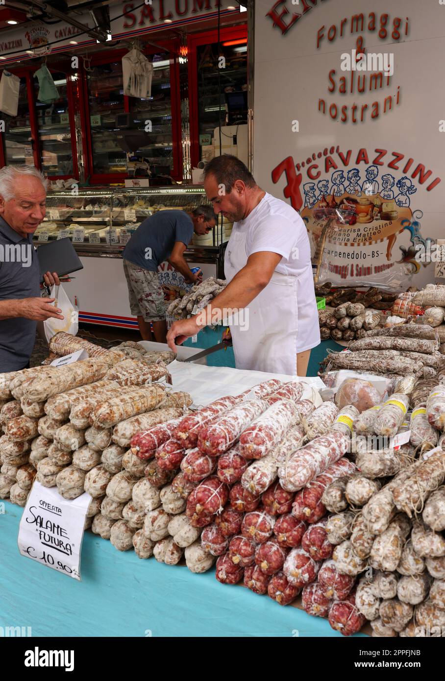 Produits de viande traditionnels vendus dans un étal de rue pendant le marché fermier à Crémone, Lombardie, Italie Banque D'Images