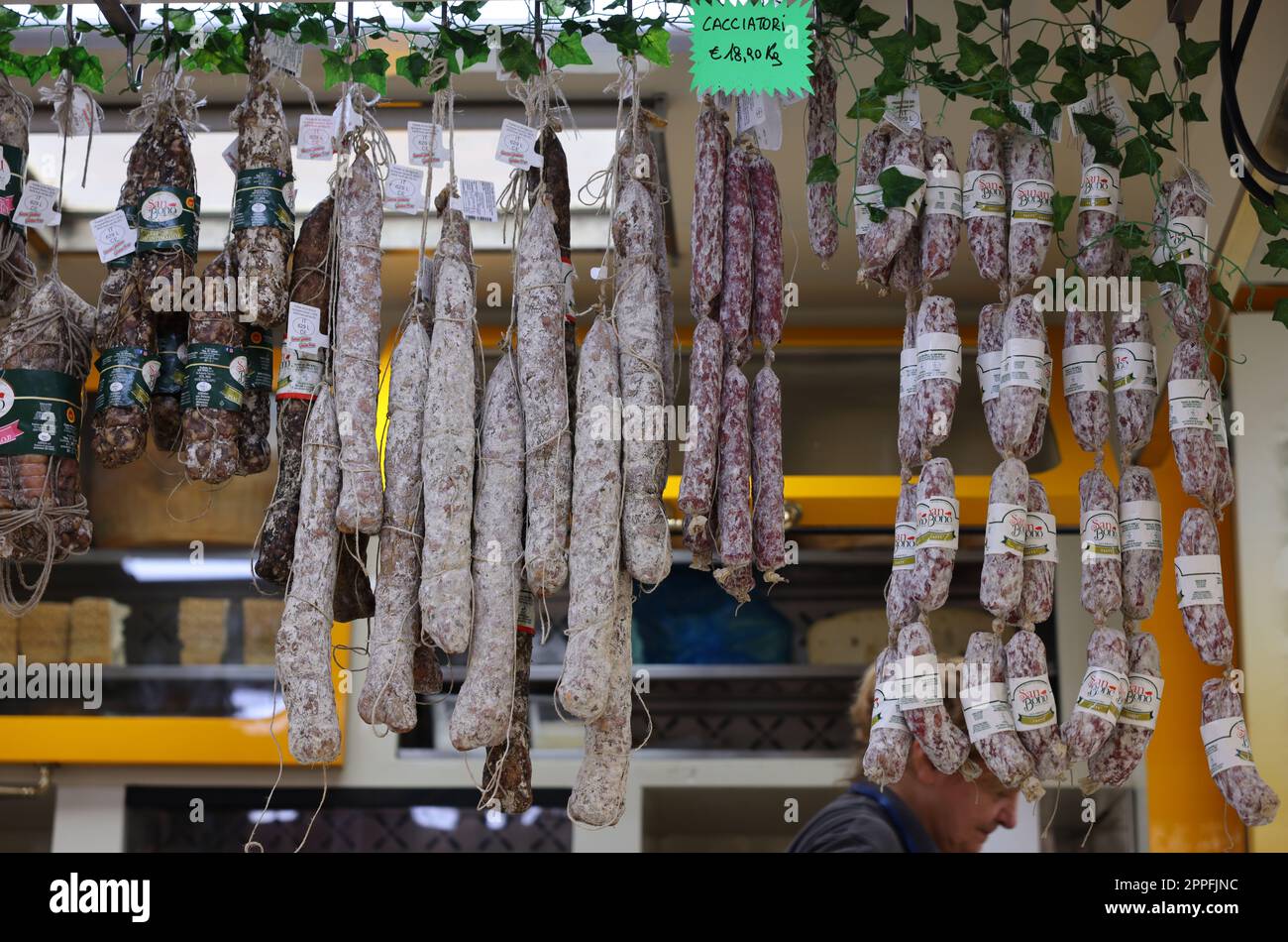 Produits de viande traditionnels vendus dans un étal de rue pendant le marché fermier à Crémone, Lombardie, Italie Banque D'Images
