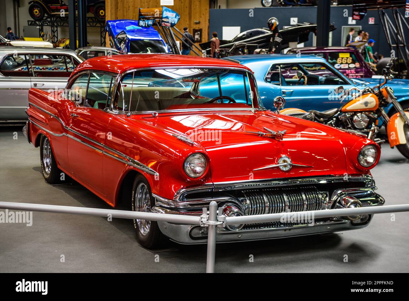 SINSHEIM, ALLEMAGNE - MAI 2022 : Red Pontiac Chieftain 1957 Banque D'Images