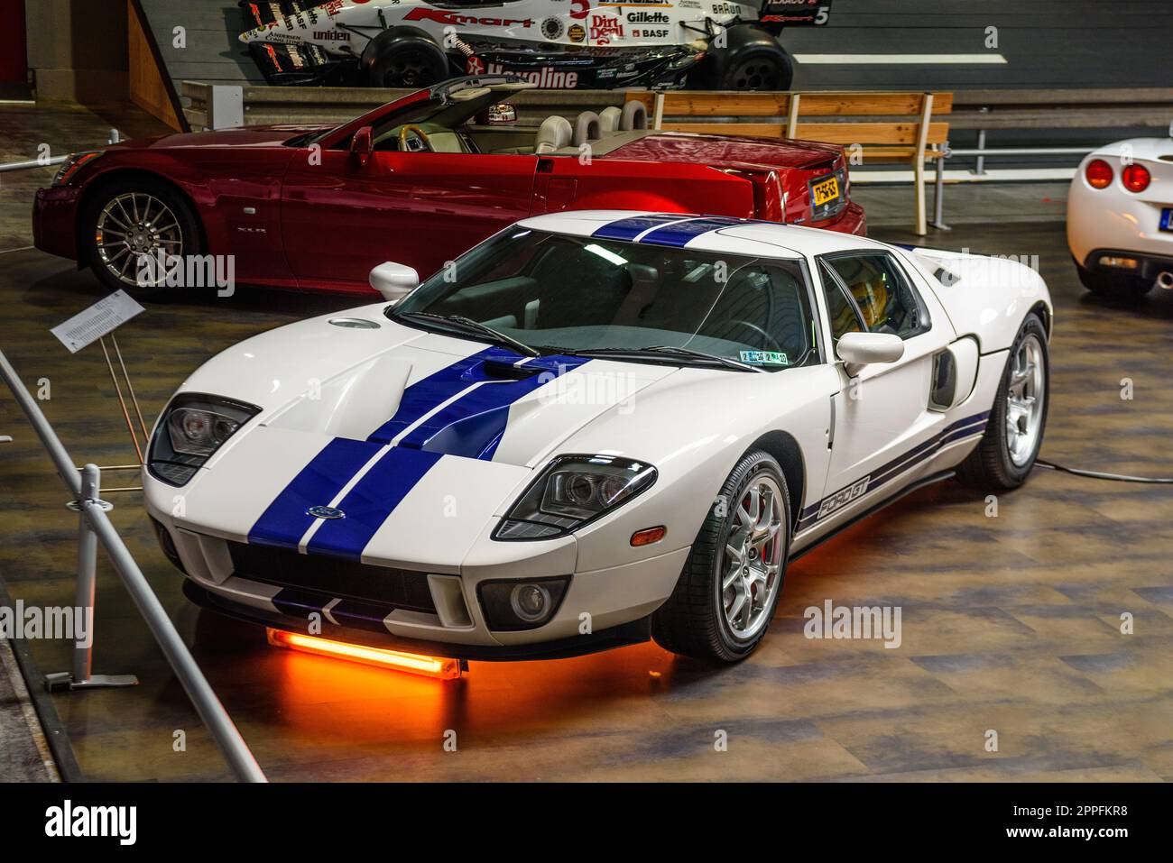 SINSHEIM, ALLEMAGNE - MAI 2022 : White Ford GT Racing car 2005 Banque D'Images