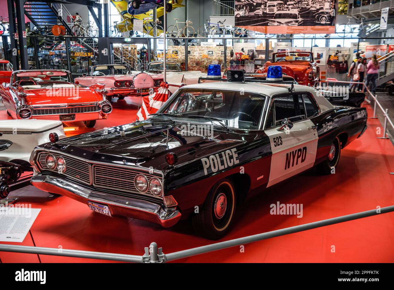 SINSHEIM, ALLEMAGNE - MAI 2022 : voiture de police Ford Galaxie 500 3e génération Banque D'Images