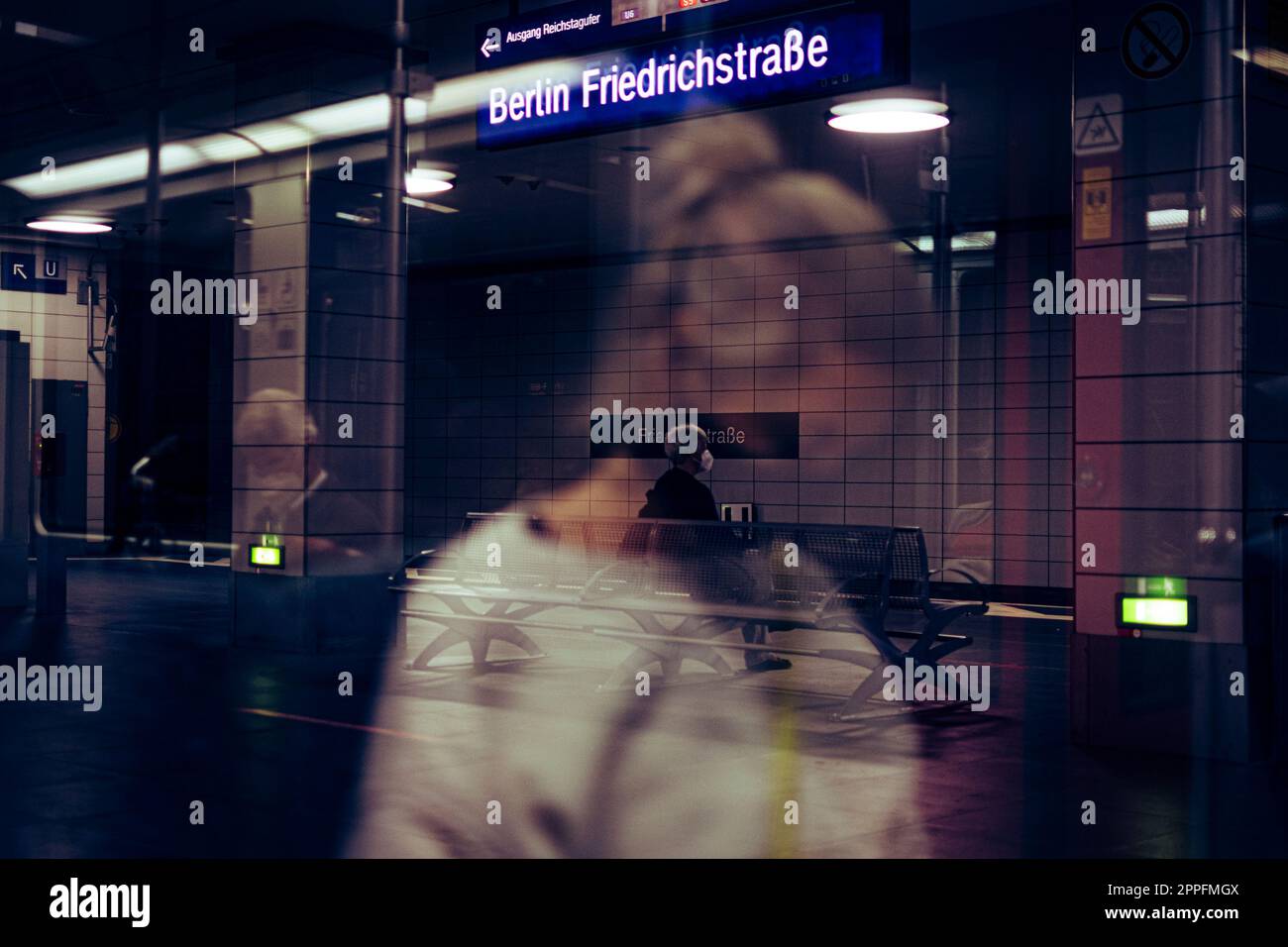 Les navetteurs méconnaissables et défocalisés sur le U-bahn ou le métro de Berlin portant des masques FFP2. Banque D'Images