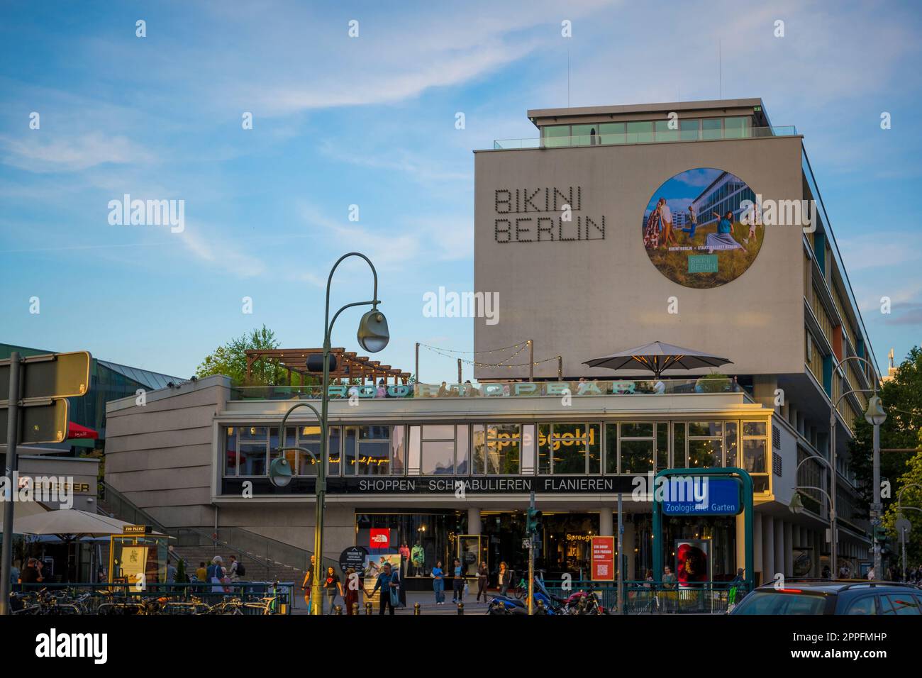 Vue sur le centre commercial bikini Berlin à la station de métro Zoologischer Garten. Banque D'Images