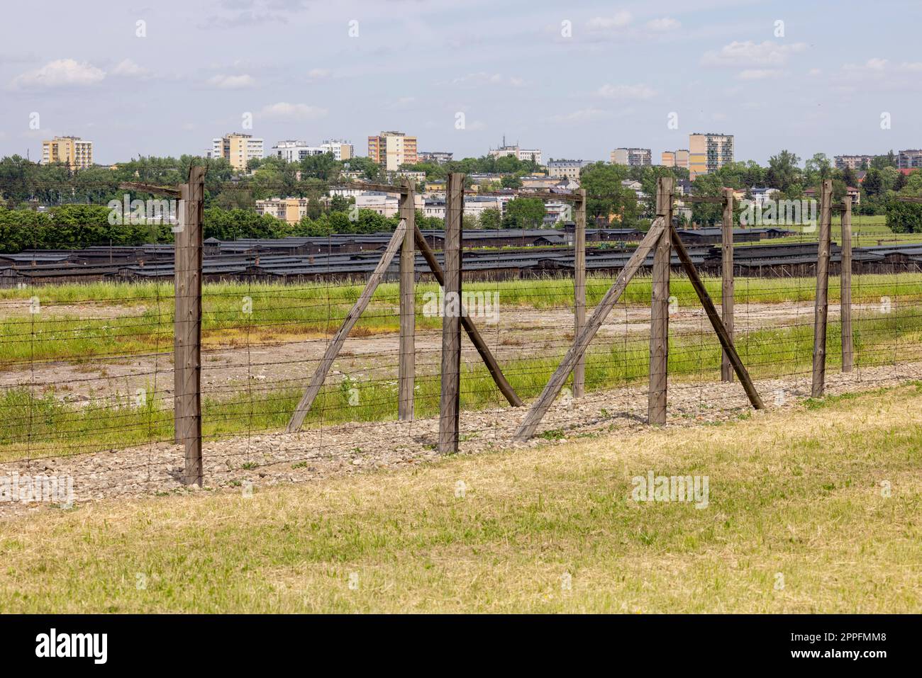 Camp de concentration et d'extermination de Majdanek, vue de la clôture en barbelés et de la caserne, Lublin, Pologne Banque D'Images